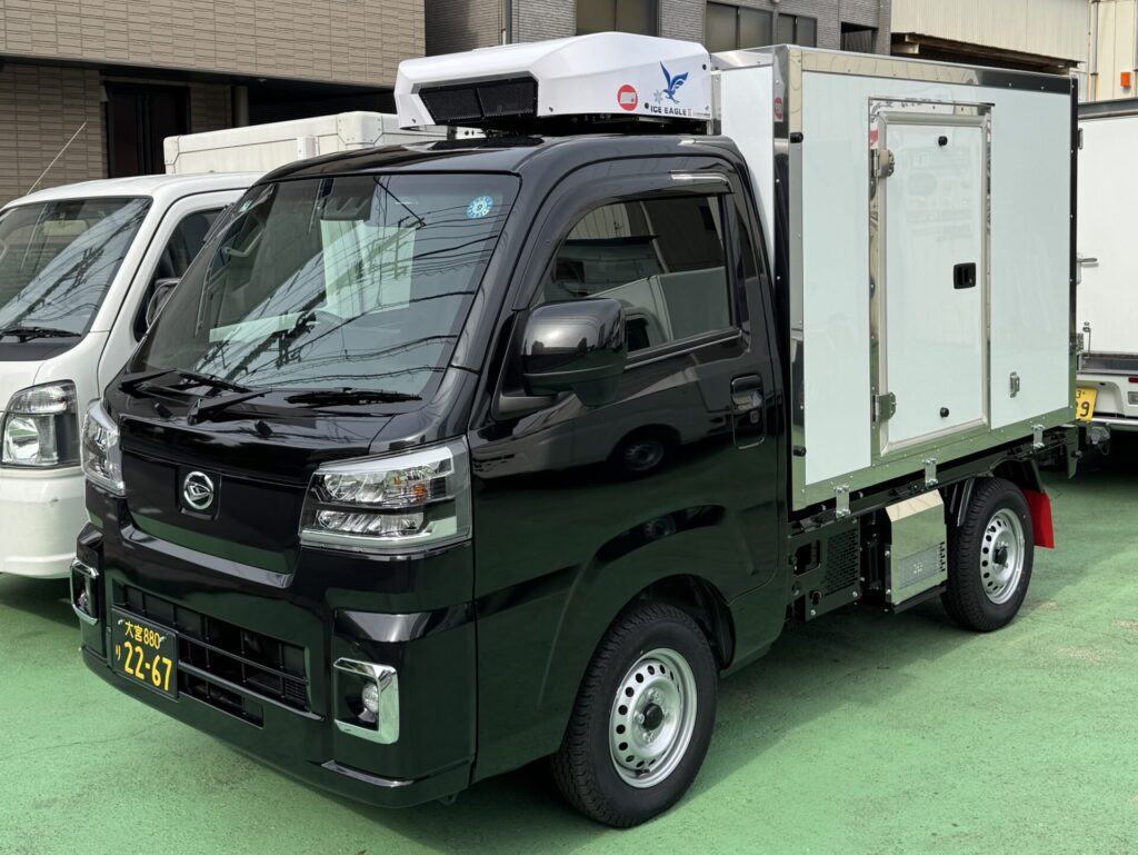 試薬・危険物のチャーター便は経験・実績豊富な専門軽貨物の日本冷貨にお任せください